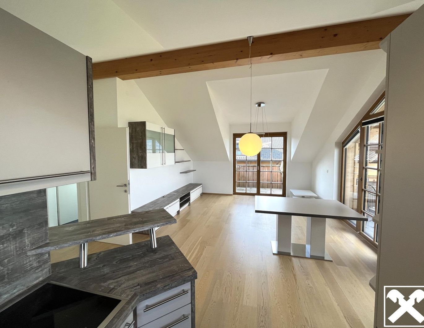 2-Zimmer Dachgeschosswohnung mit Panorama Balkonen