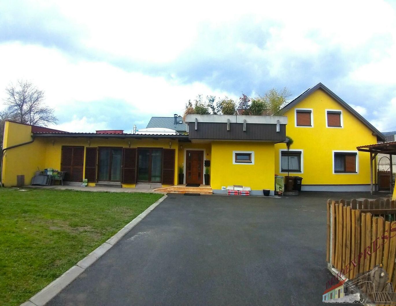 Einfamilienhaus mit separatem Büro