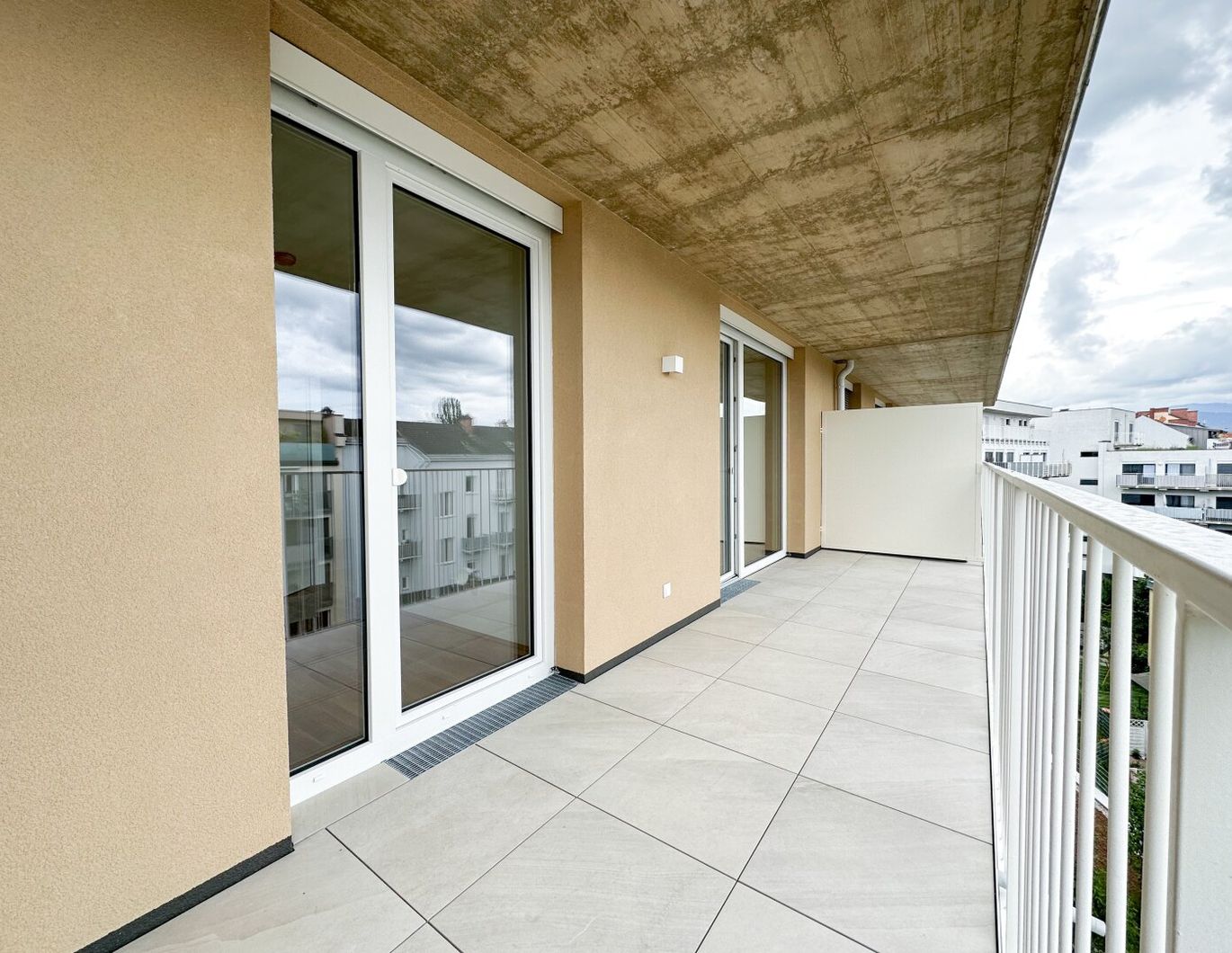 +++ SCHLOSSBERGBLICK +++ Stylische 2-Zimmer-Wohnung mit großzügigem Balkon