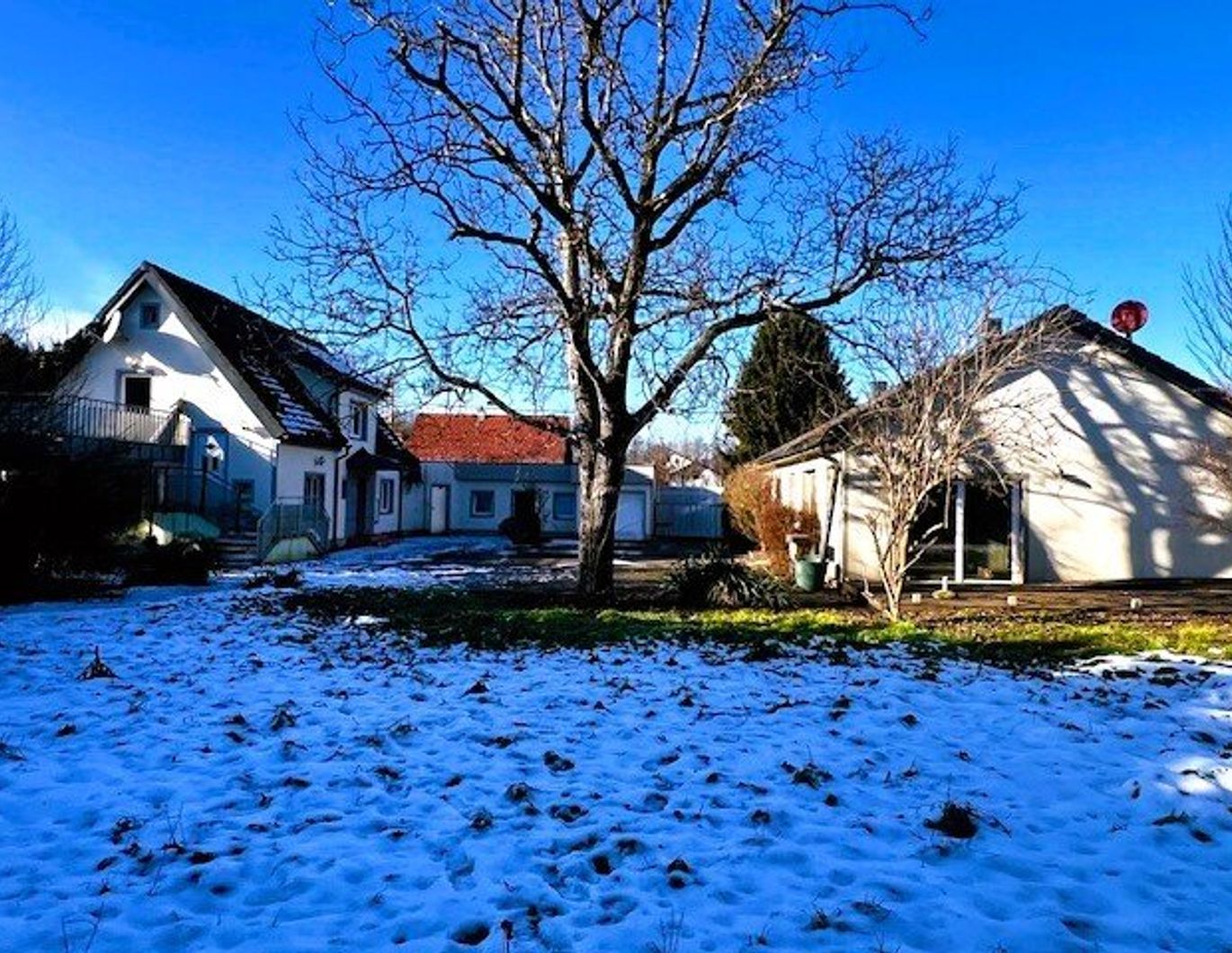 Einfamilienhaus mit großem Nebengebäude auf 1.855m² - absolute Ruhelage und unverbaubarer Blick!