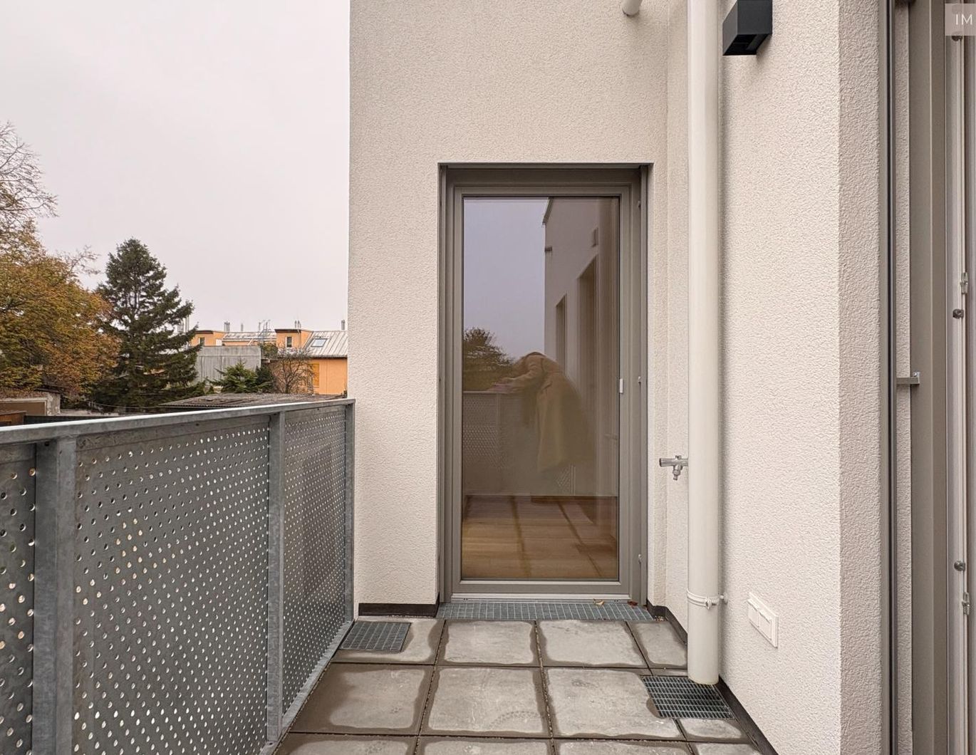 Balkonwohnung mit höchstem Wohnkomfort und modernster Küche auf 1,5 Zimmer, Stellplatz sogar erwünscht!!