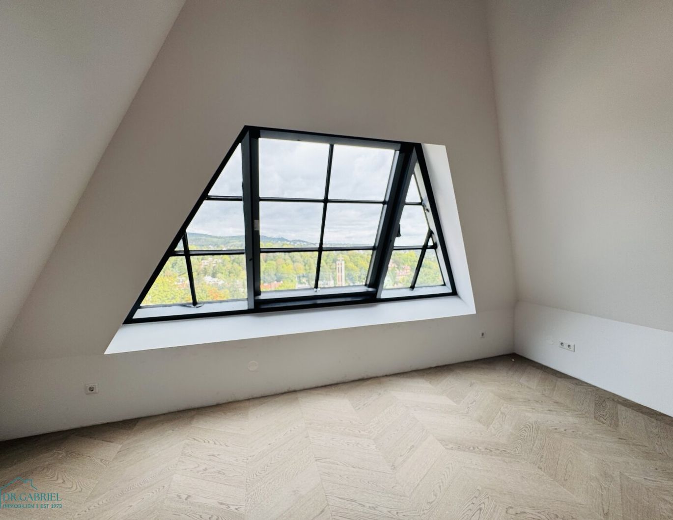 MODERNE PENTHOUSEWOHNUNG IN KOMPLETT RESTAURIERTER JAHRHUNDERTWENDEVILLA - ERSTBEZUG