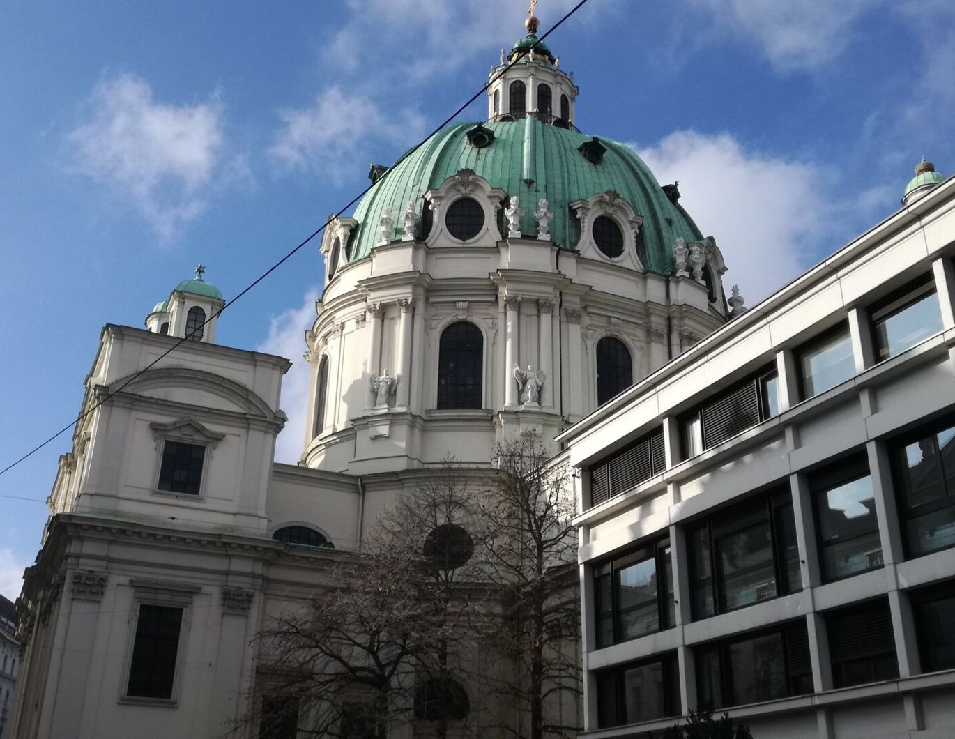 4 Zimmer Wohnung mit zwei eigenen Terrassen direkt beim Karlsplatz!