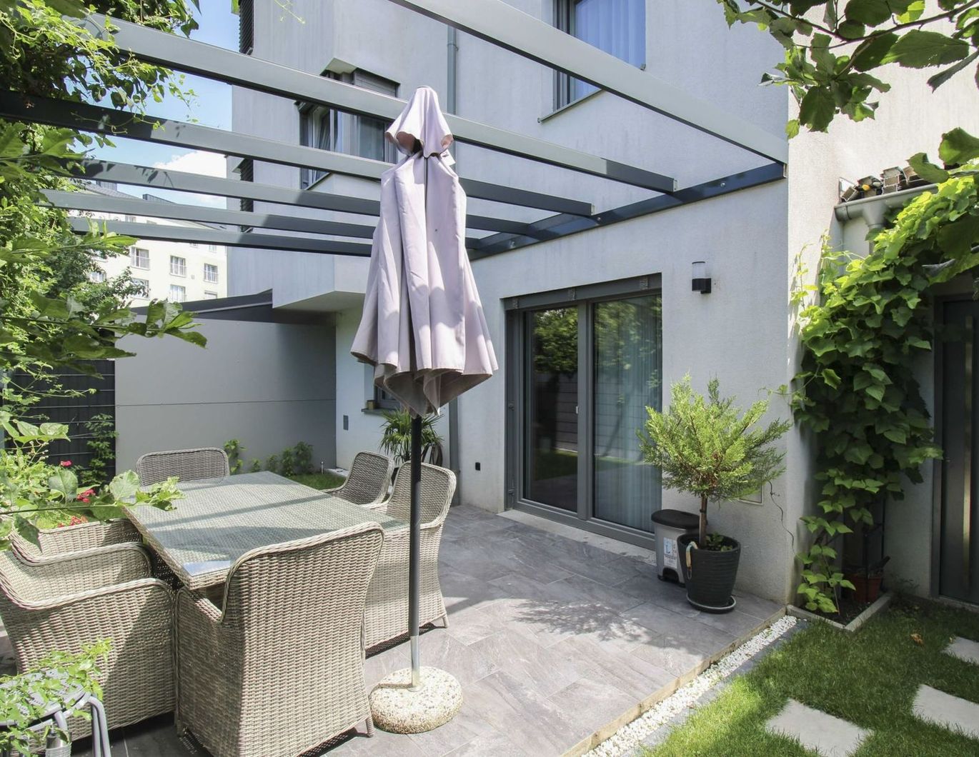 Absolutes Highlight: modernes Traumhaus mit Garten & Dachterrasse in zentraler Lage von Wr. Neustadt