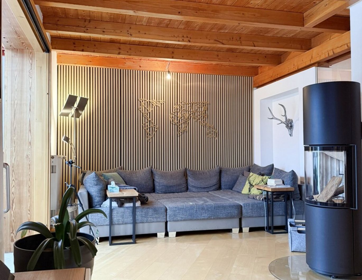 Viel Holz, viel Licht, viel Raum - besonderes Reihenendhaus in Jadorf!