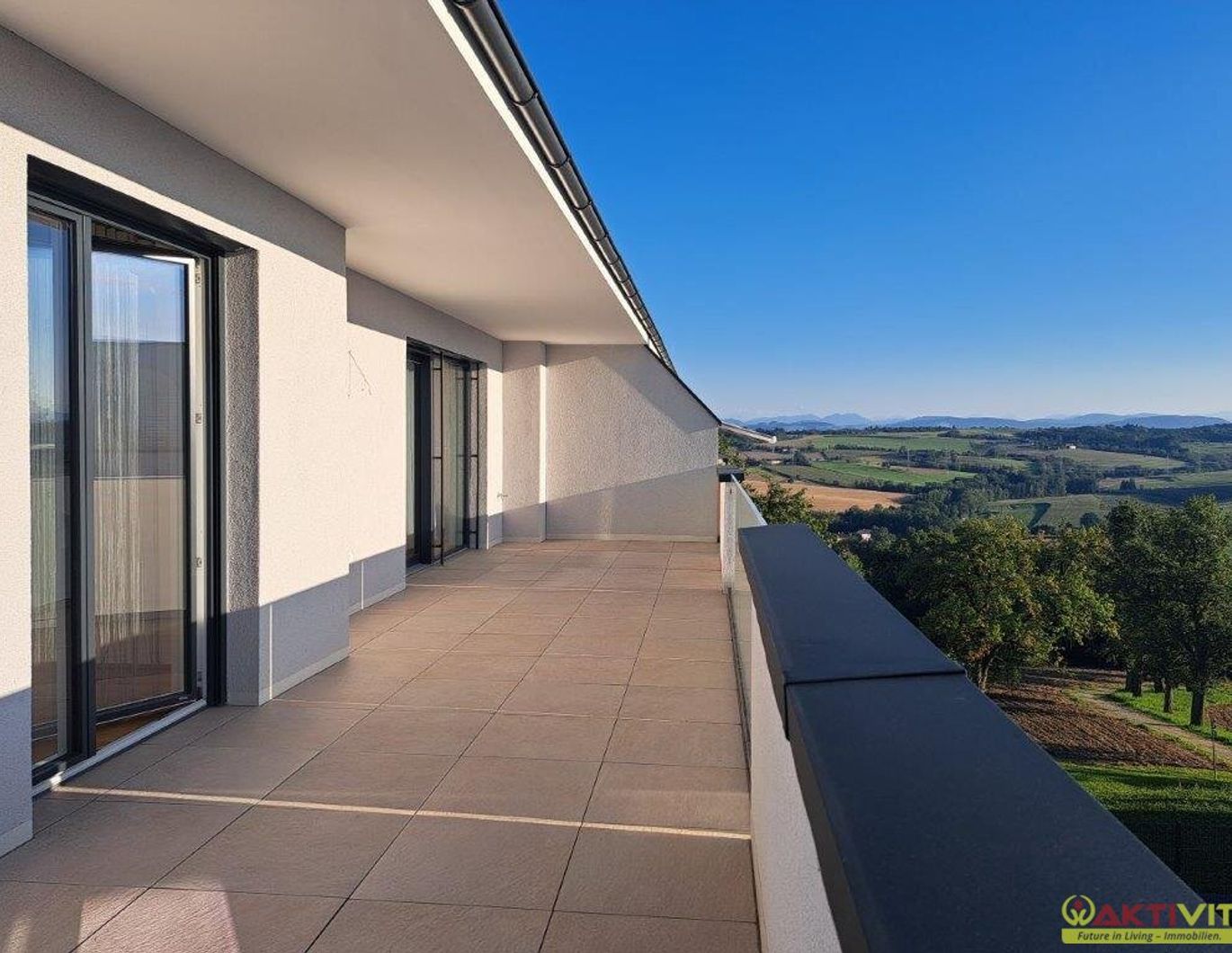 Ein Zuhause der besonderen Art - modern, exklusiv und außergewöhnlich! Dieser einmalige Wohntraum bietet ein komfortables Zuhause inkl. Gartenfeeling auf der großzügigen Dachterrasse mit Weitblick.