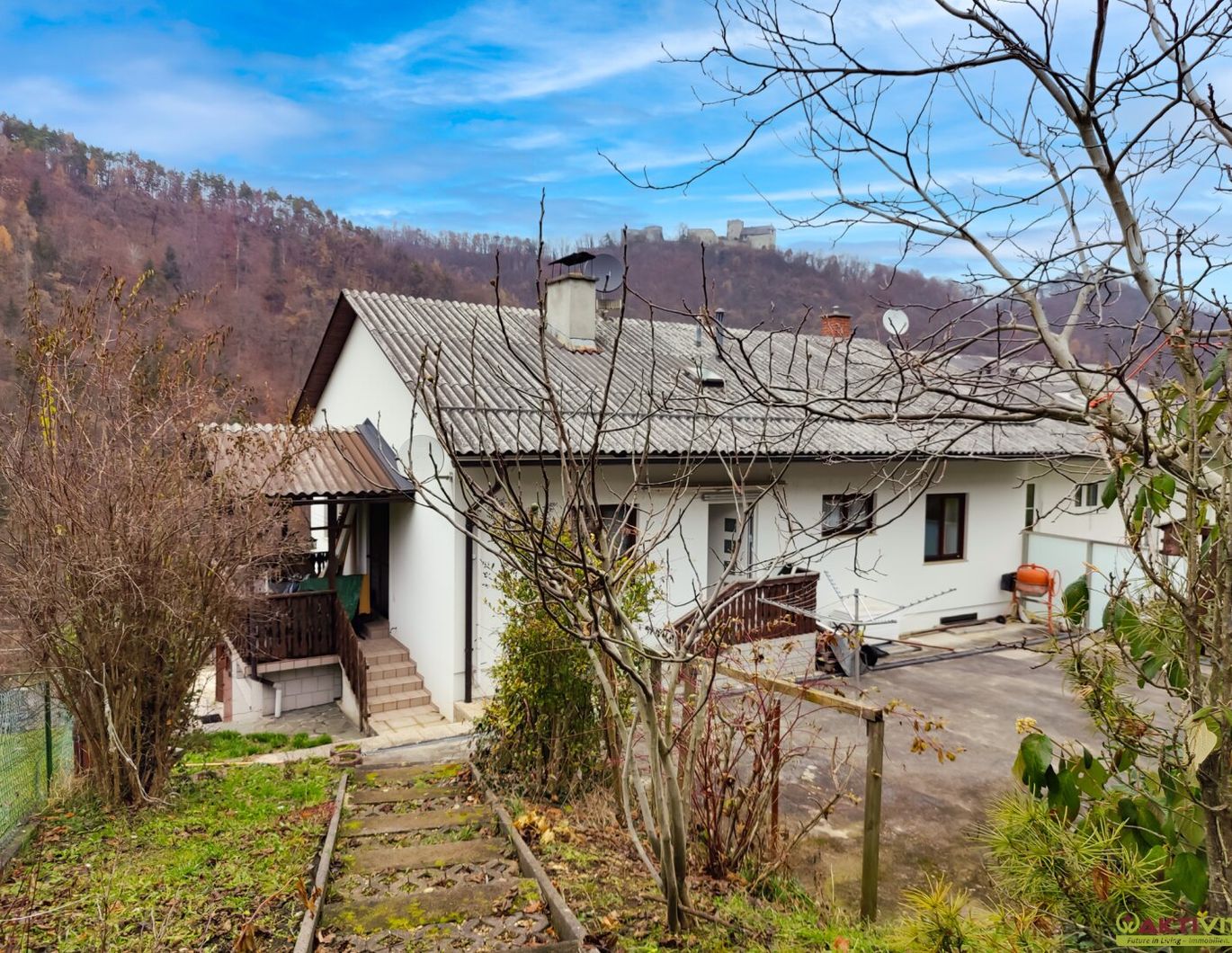 Blick auf die Burgruine Gösting. - Naturnahe Doppelhaus-Hälfte mit großem Garten und Potential.