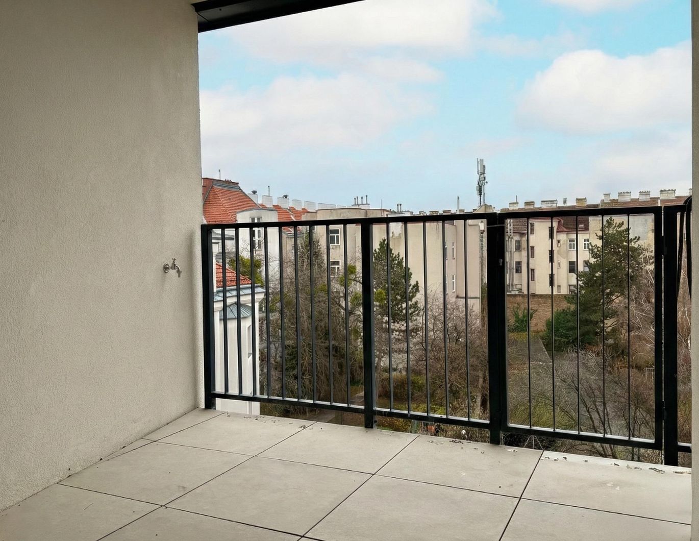 ERSTBEZUG nahe U3: Außenfläche Innenhoflage ohne direkten Gegenüber, Lift, Luftwärmepumpe, Küche u.v.m.!