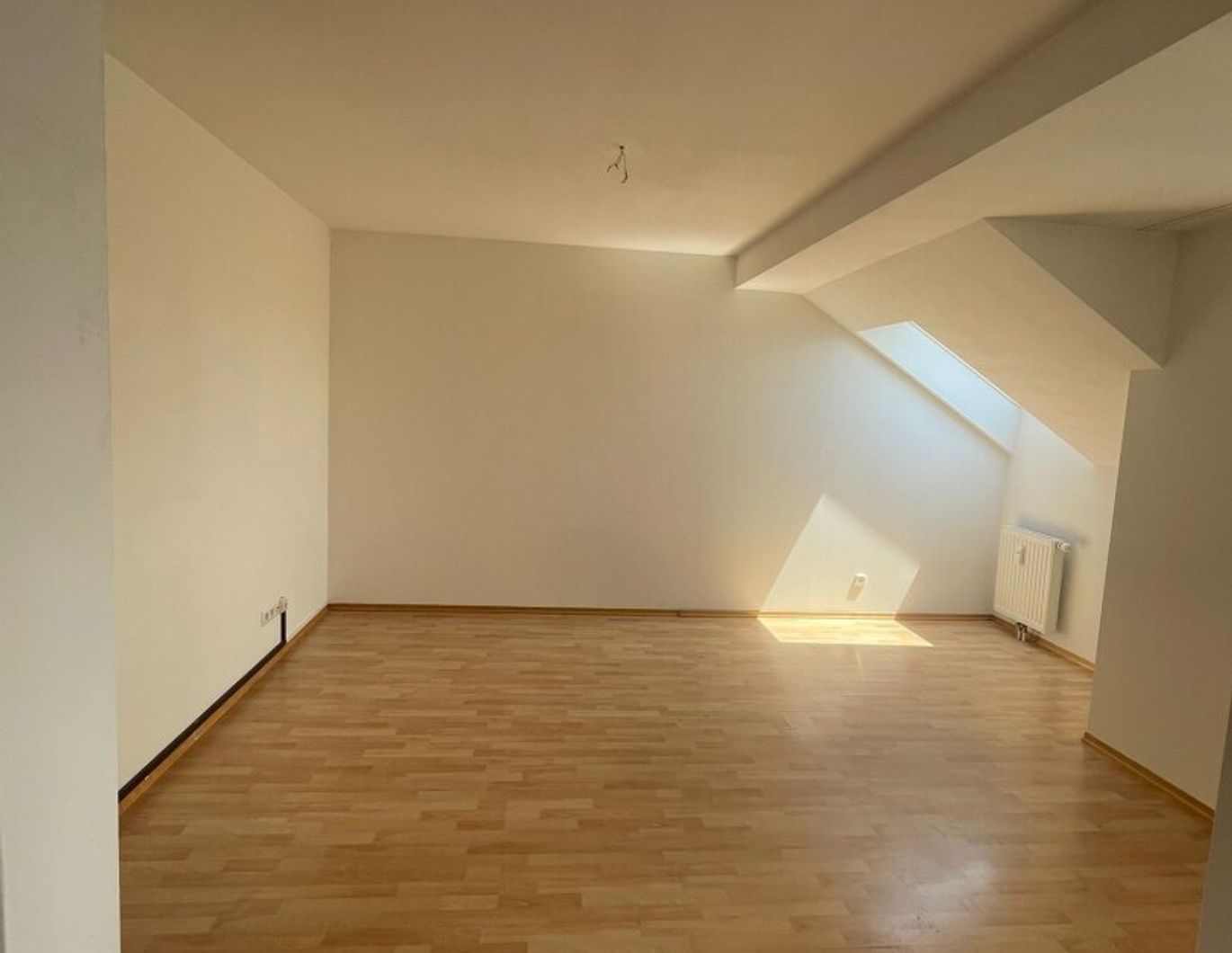 PROVISIONSFREI: Dachgeschosswohnung mit ca. 70,20 m² und möblierter Küche ++ FOHNSDORF ++