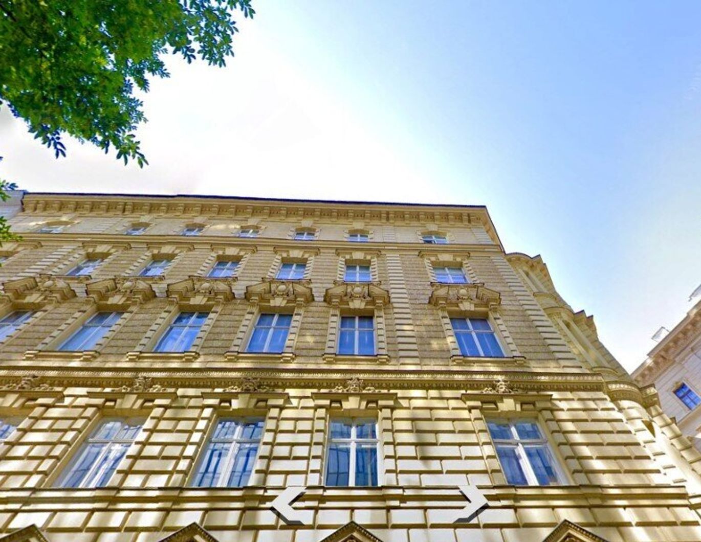 Zauberhafte Dachgeschoßwohnung mit Dachterrasse nahe des Börseplatzes