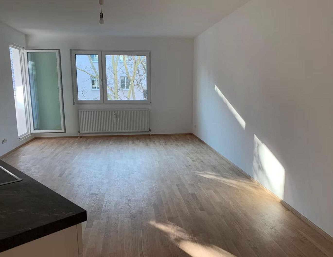 Frisch saniert, zentral und ruhig: Neubauwohnung mit großer Wohnküche und Logia