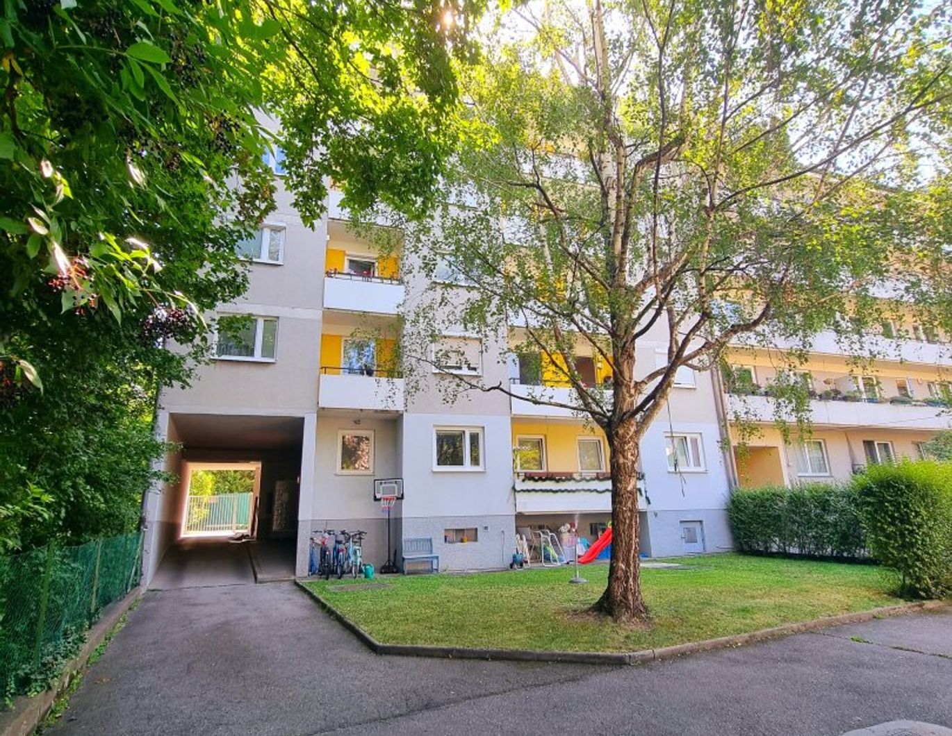 Sackgasse? Ja bitte - hier endet der Stress! 4-Zimmer Neubauwohnung + Absolute Ruhelage + Hofseitige Loggia mit Blick ins Grüne + Gepflegte Wohnhausanlage! Worauf warten Sie?