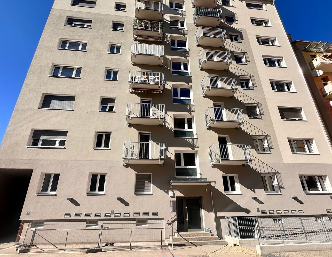 Befristet vermietete, sonnige 2-Zimmer Wohnung inkl. Küche & Balkon! Provisionsfrei für den Käufer!