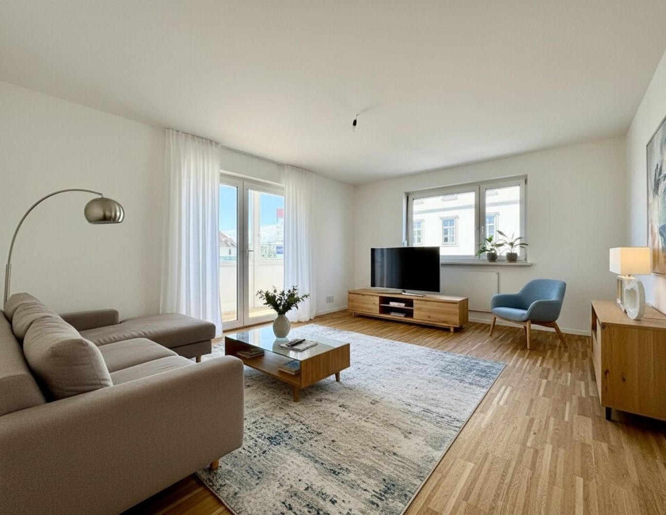 Erstbezug nach hochwertiger Renovierung! 3-Zimmer-Wohnung mit Loggia in zentraler Lage