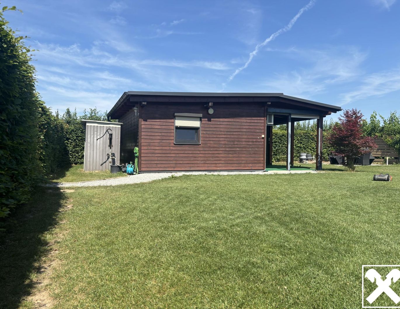 Sonnenplatz mit Gartenhaus und Pool