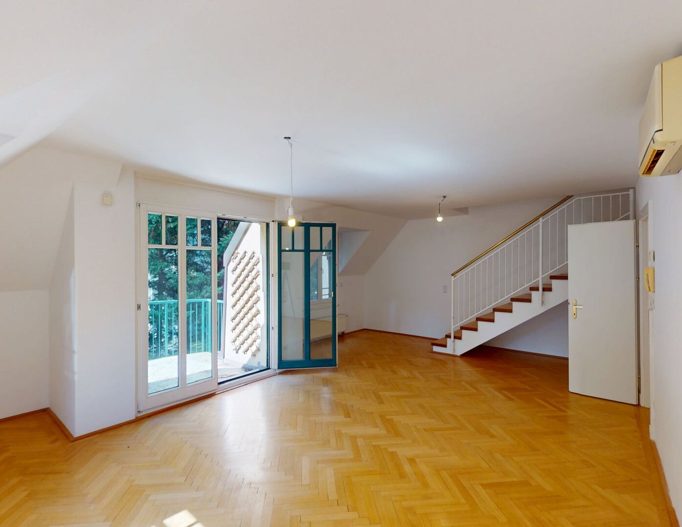 Elegante Dachgeschosswohnung mit Gartenblick, Terrassen und Garage