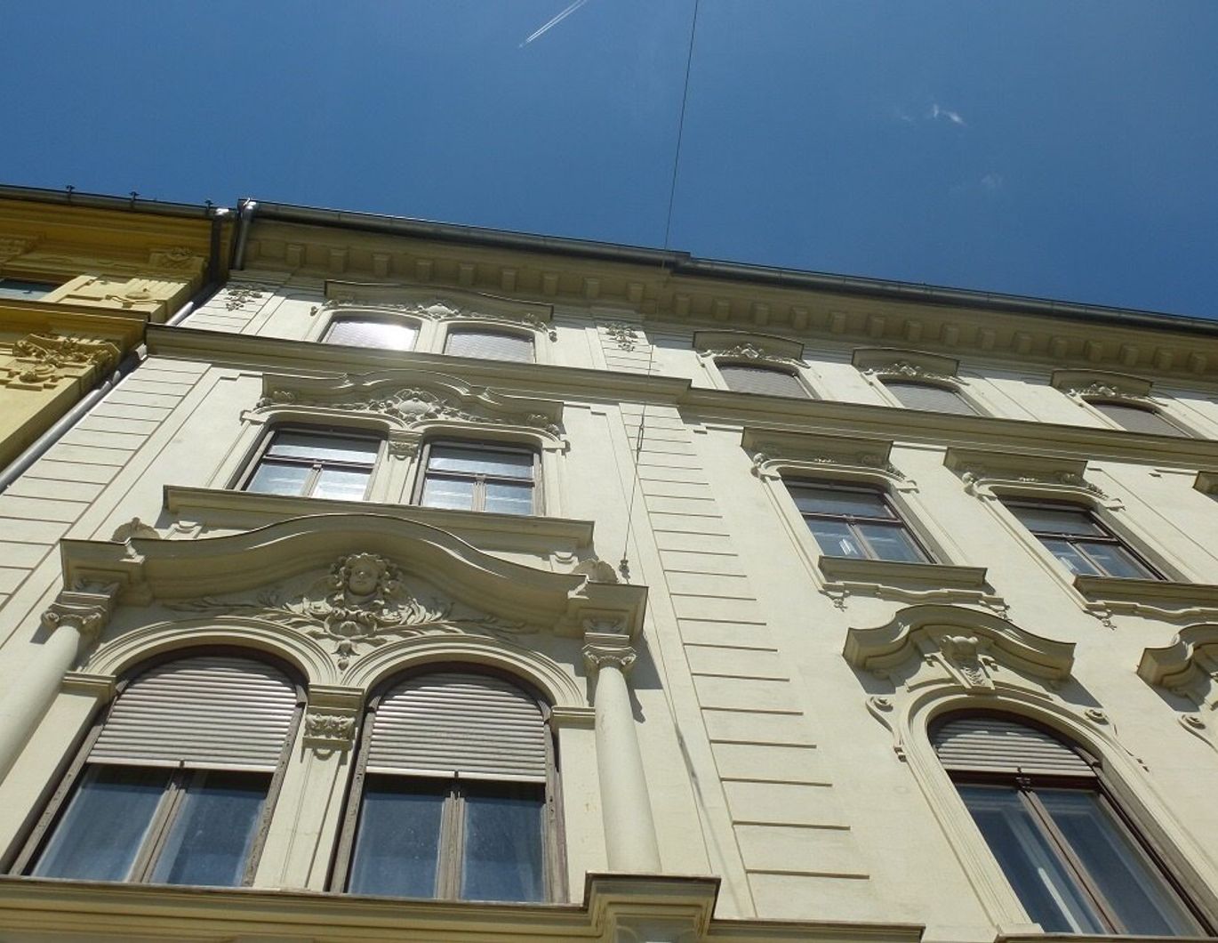 Dachgeschoss - 2 sanierte Wohneinheiten in einem wunderschönen Jugendstilhaus sowie KFZ-Tiefgaragenabstellplätze in absoluter Bestlage, direkt gegenüber der Karl-Franzens-Universität!