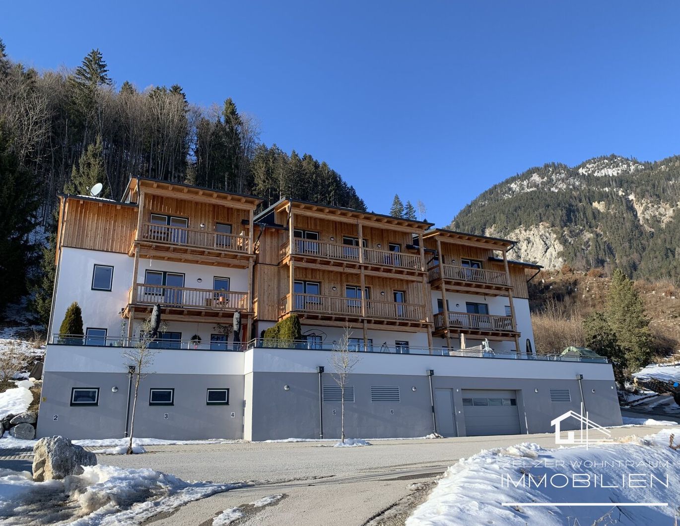 NEUBAUWOHNUNG AUF EINER KLEINEN ANHÖHE MIT AUSBLICK