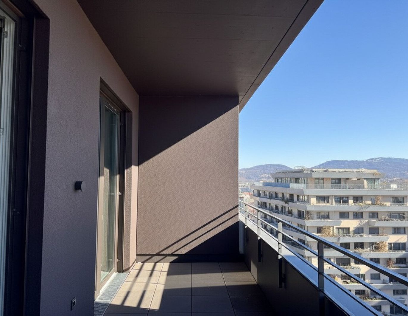 Schloßbergblick, Weitblick und Sauna - Hochwertige 2-Zimmer-Wohnung im 19. Obergeschoß