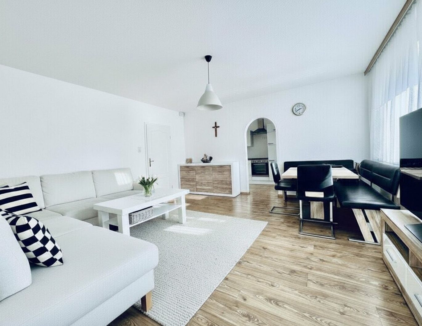 Schwaz: Zentrumsnahe, lichtdurchflutete 4-Zimmer-Familienwohnung mit sonniger Loggia und Lift