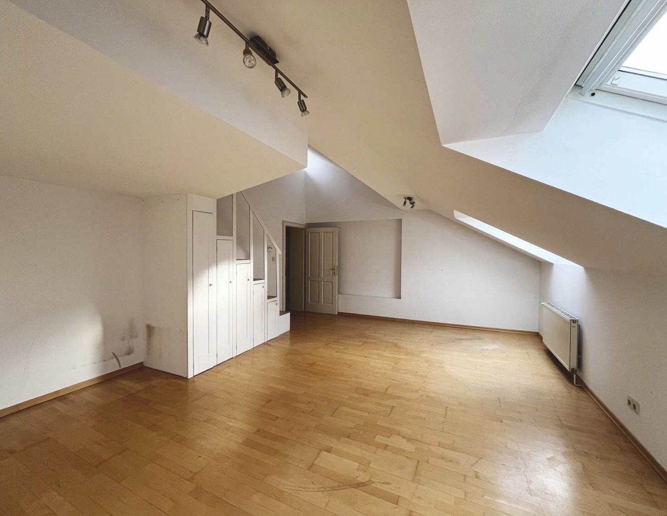 Helle 1-Zimmer-Wohnung im Dachgeschoss -  Nahe Türkenschanzpark!