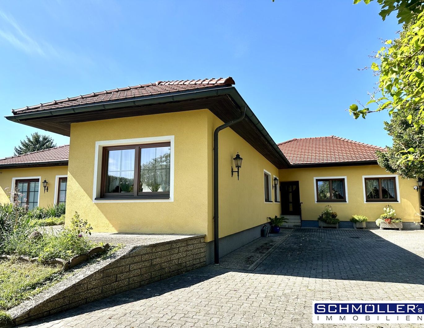 Großzügiger Bungalow mit 2 Wohneinheiten und Nebengebäude