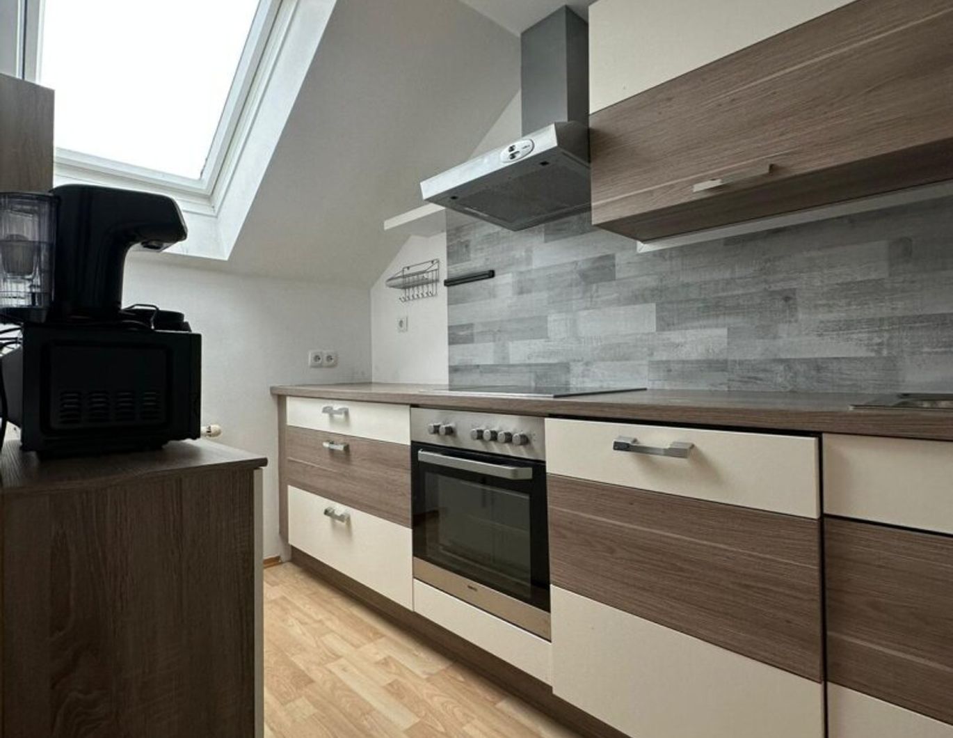 PROVISIONSFREI: Dachgeschosswohnung mit ca. 70,20 m² und möblierter Küche ++ FOHNSDORF ++