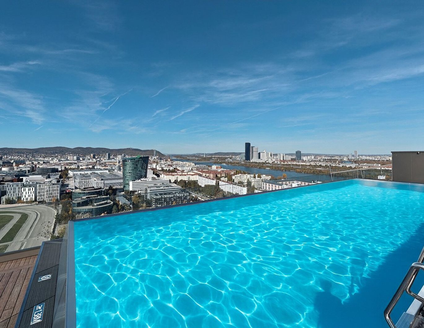 SENSATIONELLER BLICK über den GRÜNEN PRATER vom 26. Stock (oberste Wohnetage)! Roof-Top-Pool + Fitness + Concierge-Service + Garage