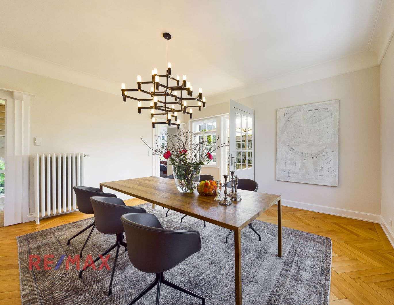 Ästhetische Villa am Stadtrand mit Park