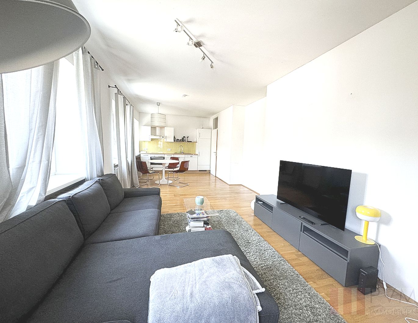 CHARMANTE  2-ZIMMER-WOHNUNG  IN ZENTRALER LAGE