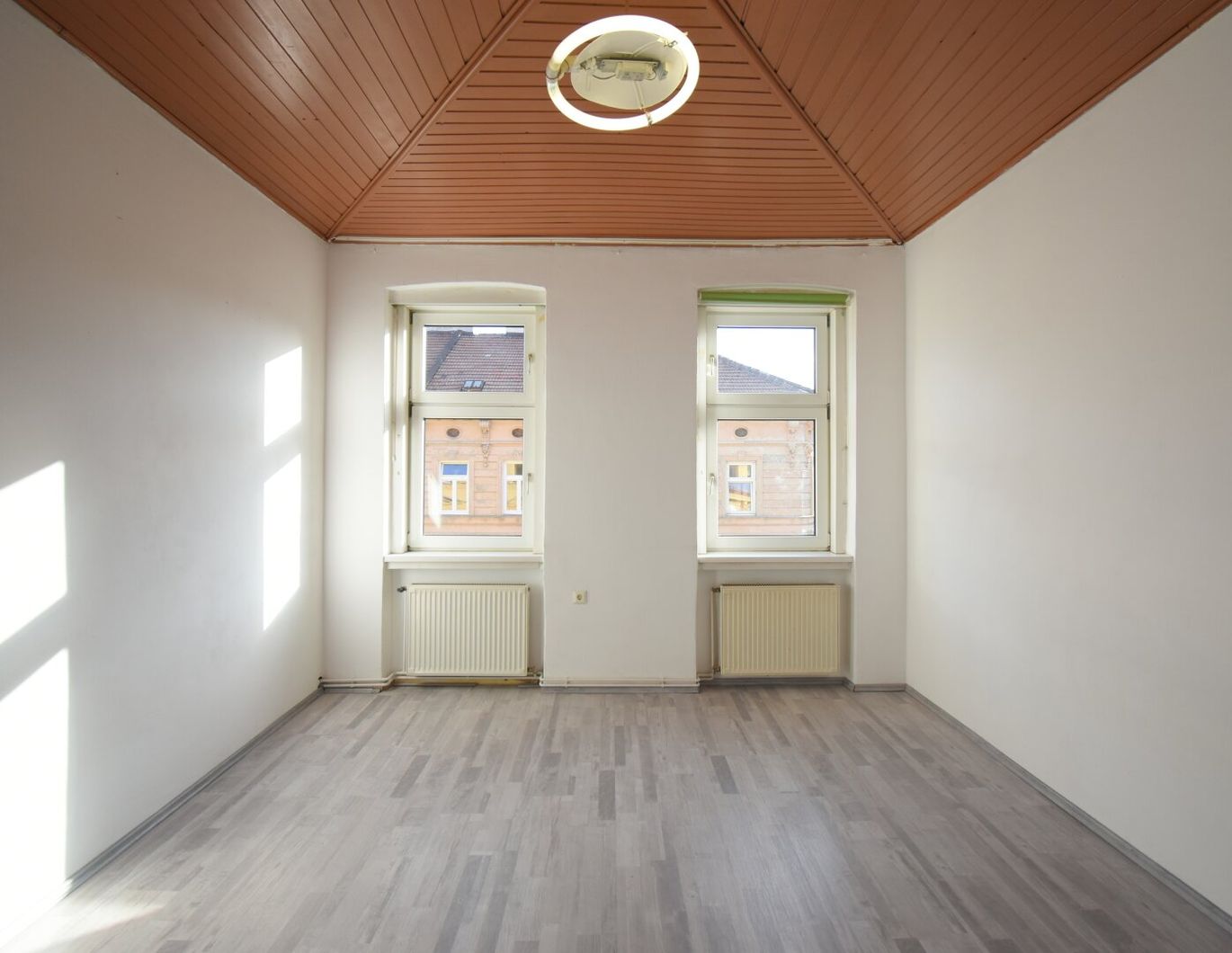 ++NEU++ Sanierungsbedürftige 3-Zimmer Altbauwohnung! gut adaptierbarer Grundriss