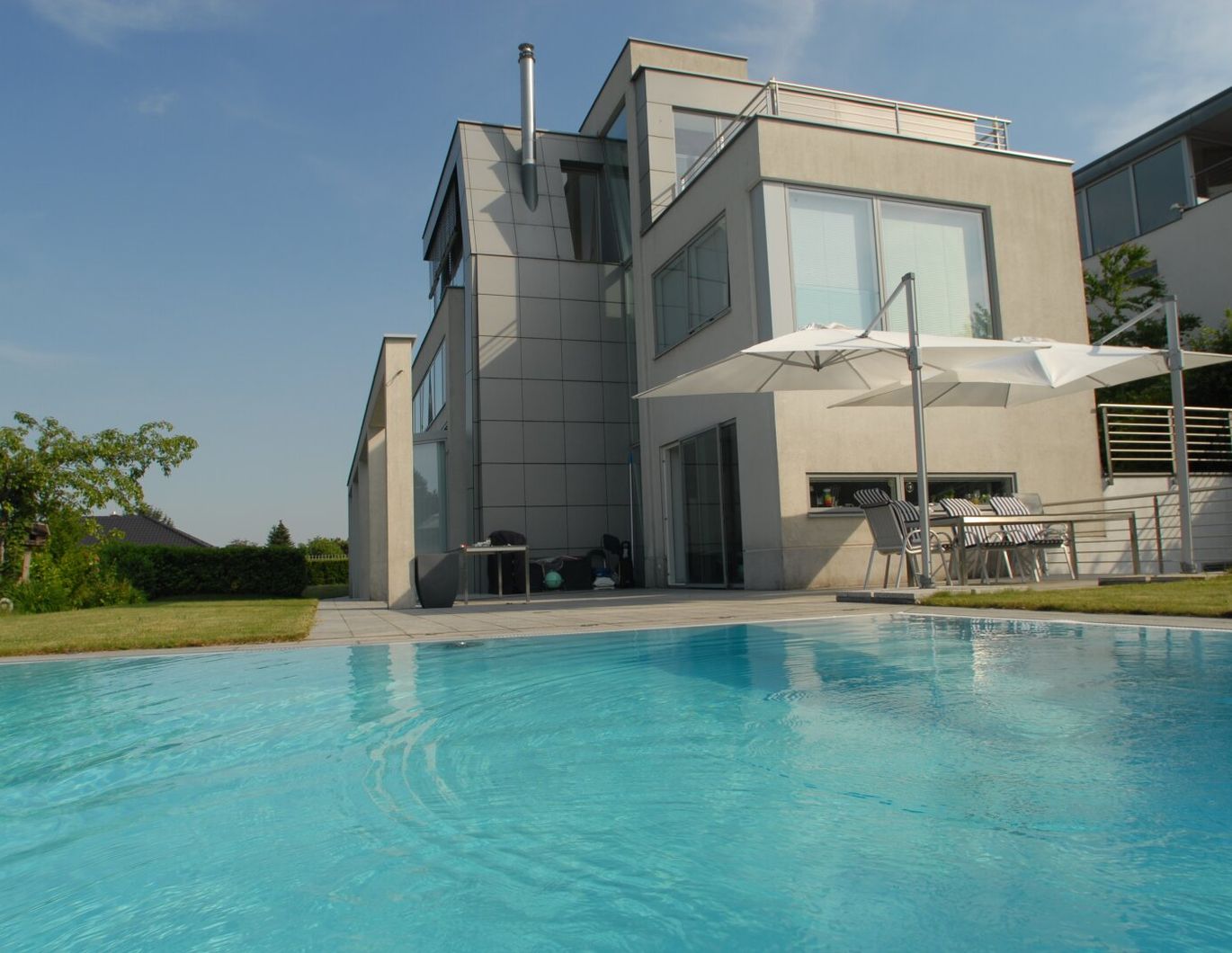 MODERNE LUXUSVILLA MIT TRAUMHAFTEM AUSBLICK AUF WIEN, NUR 20 MIN IN DIE WIENER CITY