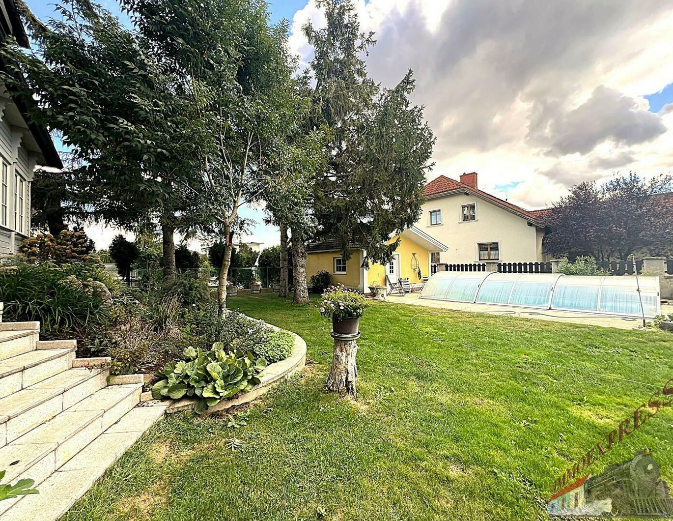 AKTIONSPREIS! 250 m² Familientraum mit 140 m² Keller und 30 m²Garage! Großer Garten mit Swimmingpool! Sauna im Nebengebäude!