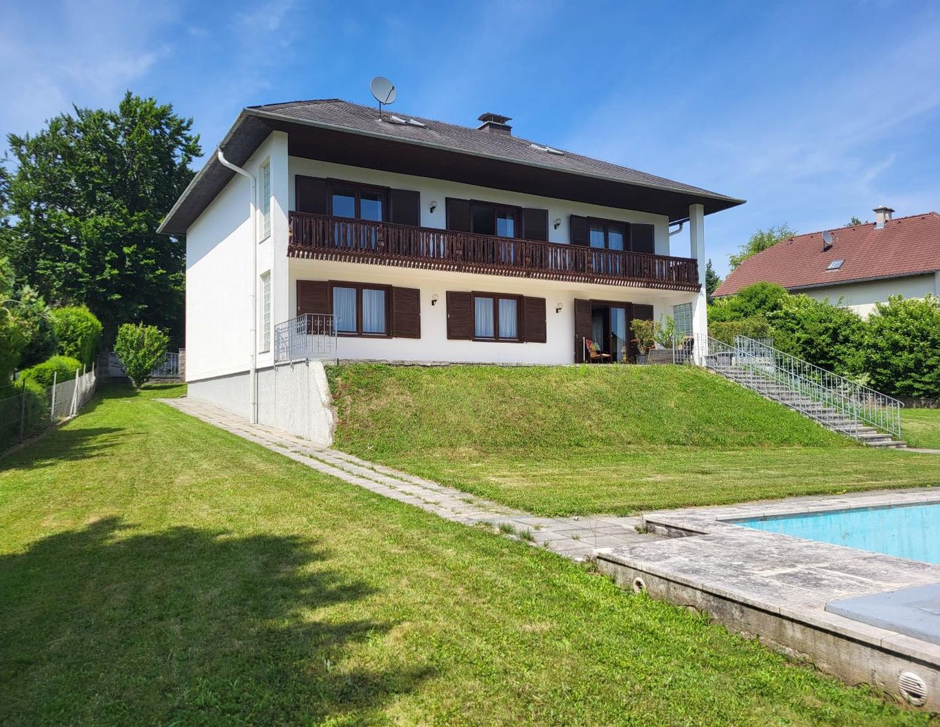 GEPFLEGTES EIN- ODER ZWEIFAMILIENHAUS MIT POOL UND FERNBLICK