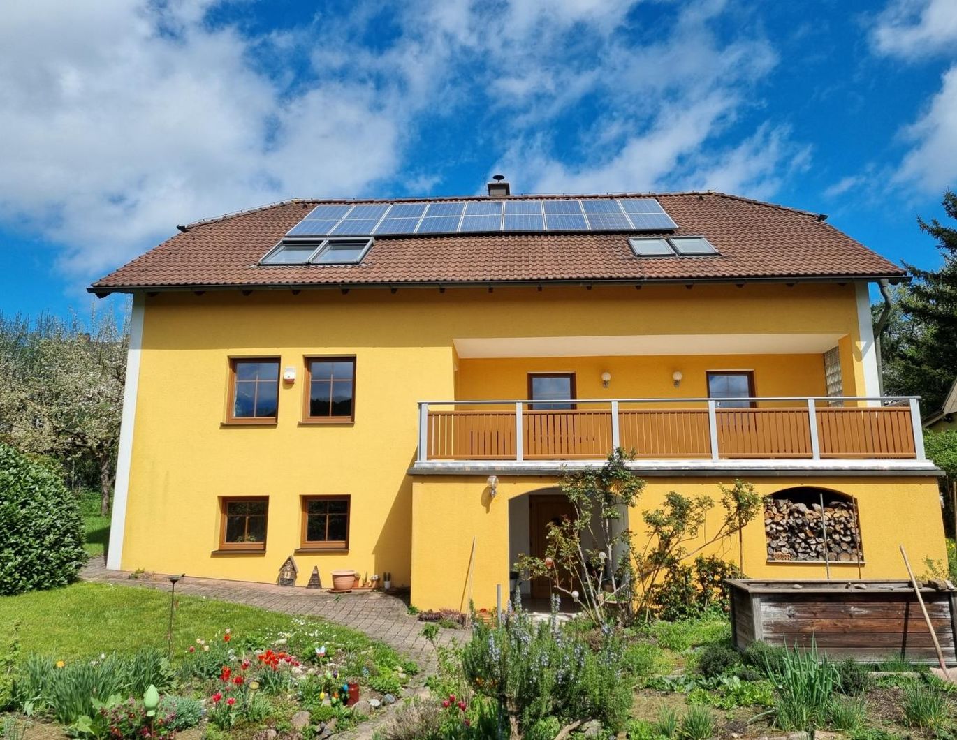 SEHR GEPFLEGTES UND GERÄUMIGES EINFAMILIENHAUS IN SÜDLAGE