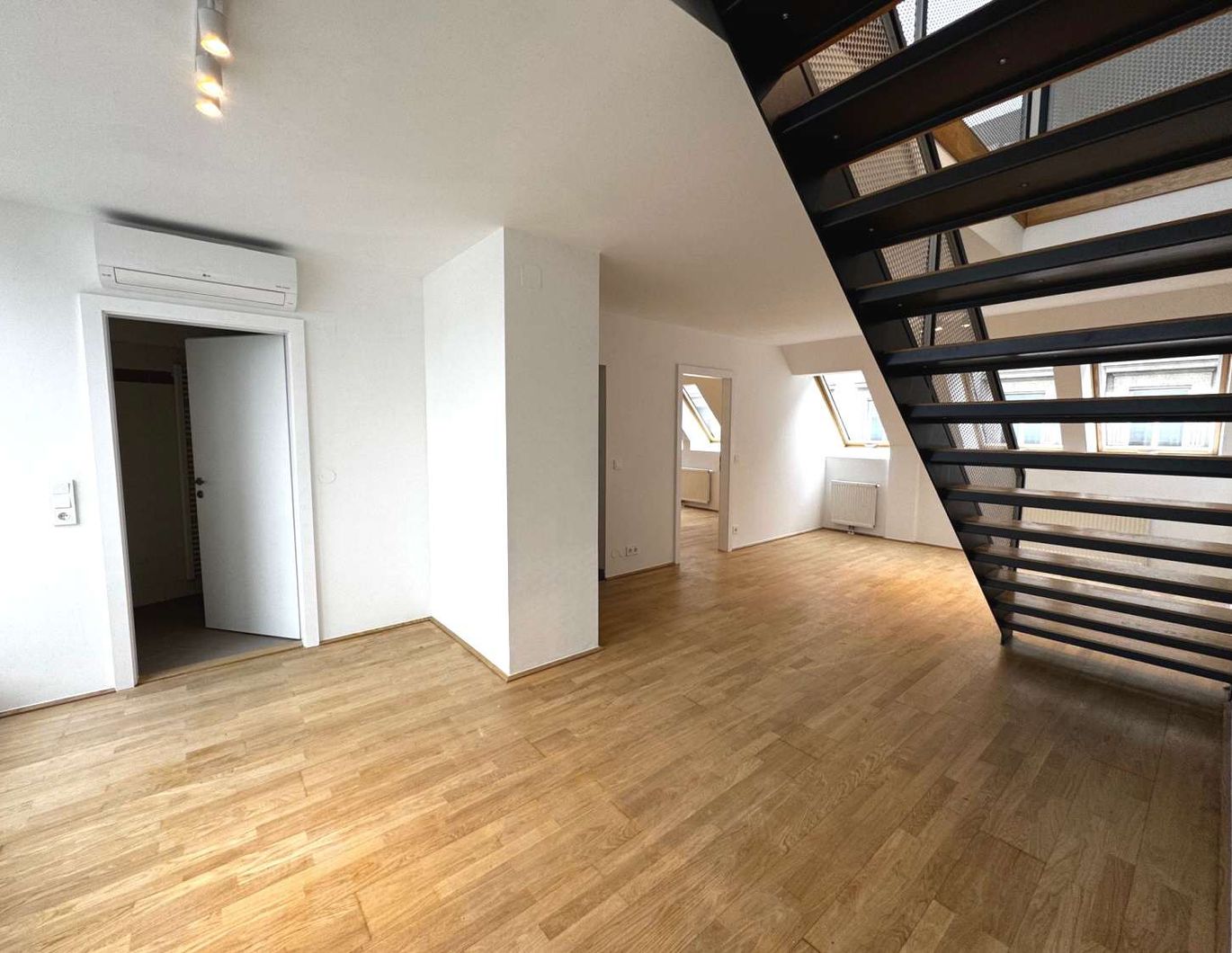 Leben auf zwei Ebenen - Elegante Dachgeschoss-Maisonette mit Wohlfühlterrasse
