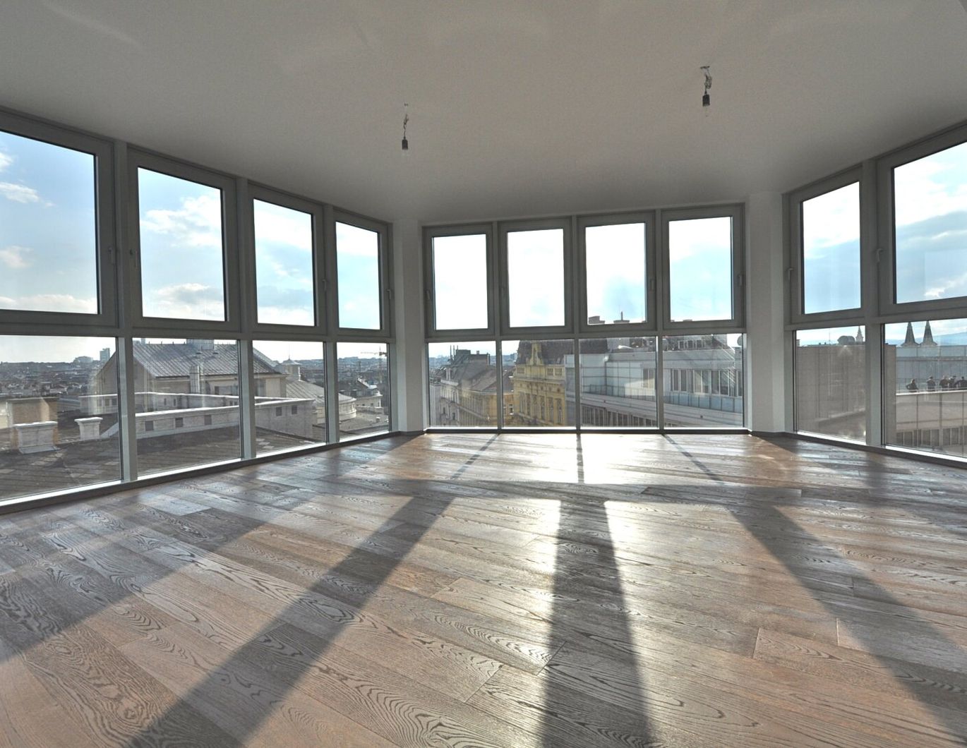 PANORAMA-Ebene über der Stadt! Dachgeschoß-Maisonette mit privater Außenfläche