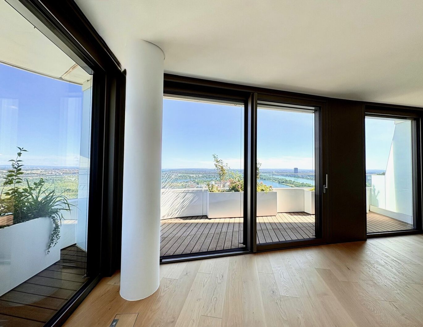 LUXURIÖSE 3-ZIMMER-WOHNUNG MIT 2 BÄDERN, GARAGENPLATZ UND ATEMBERAUBENDEM PANORAMABLICK