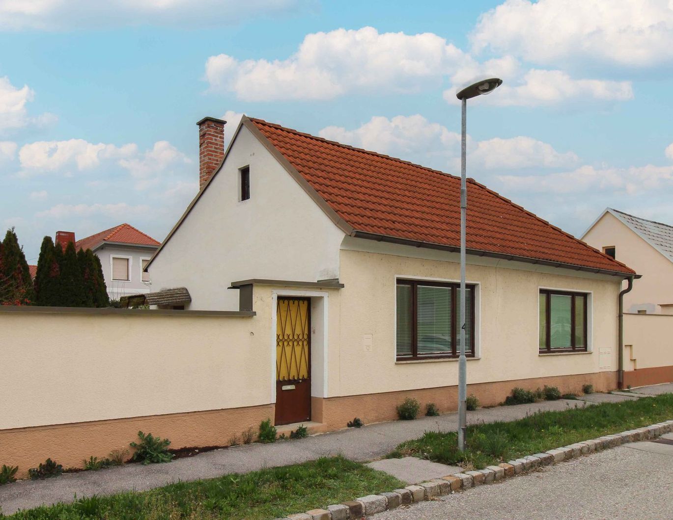 Wohnträume erfüllen: Renovierungsbedürftiges Haus mit viel Potenzial und gemütlichem Garten