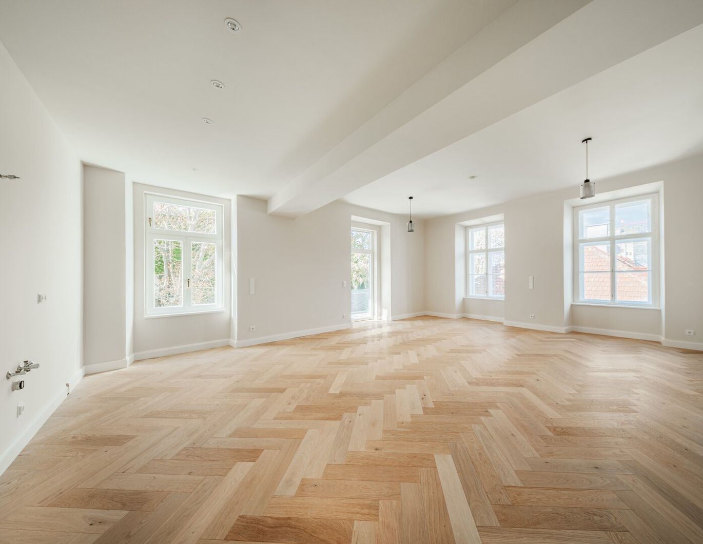 BLICK in die BAUMKRONEN! Klimatisierte TRAUMWOHNUNG mit 2 BALKONEN und atemraubende Sicht auf die Karlskirche!