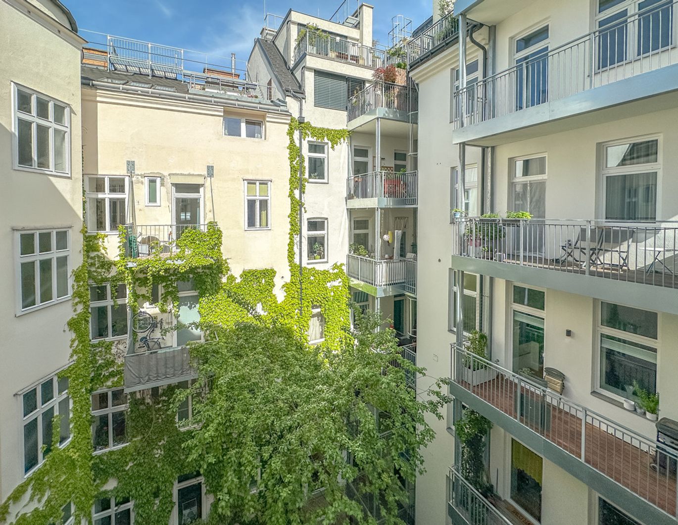 Wiedner Hauptstraße: Sonnige Altbauwohnung mit schönem Ausblick und Charakter