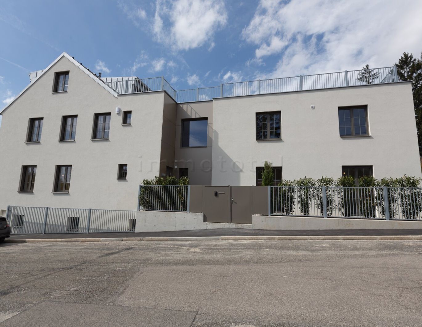 Lichtdurchflutete Architektenvilla mit Fernblick am Fuße des Wolfersbergs