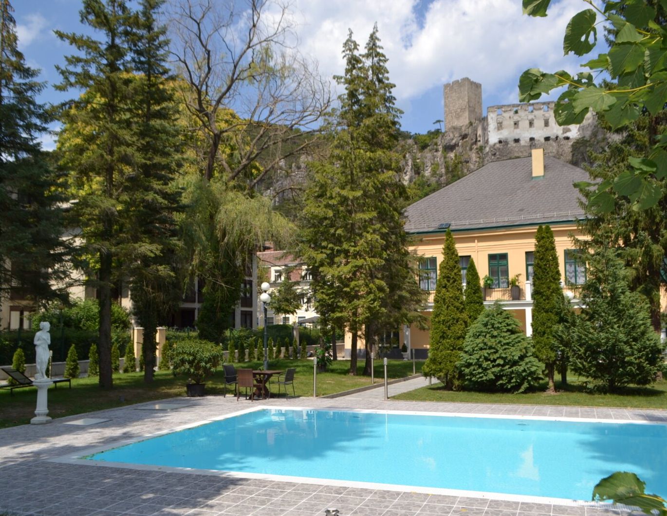 GESCHICHTSTRÄCHTIGES SCHLÖSSCHEN AUS DEM HISTORISMUS MIT PARKANLAGE UND OUTDOOR-POOL