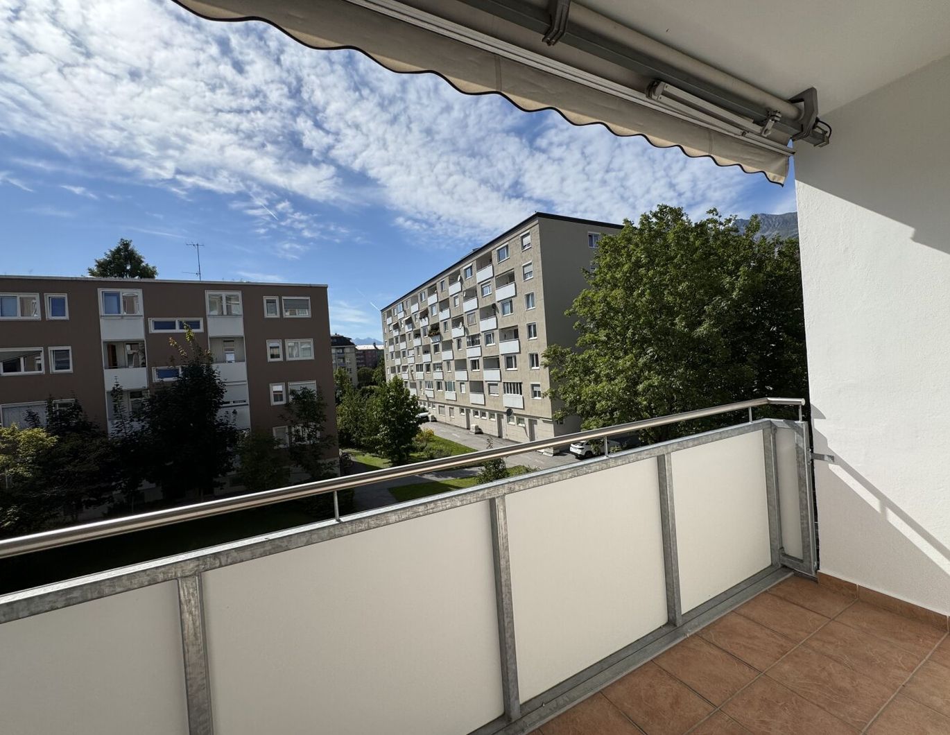 Traumhafte, neu sanierte 2,5 -Zimmer-Wohnung mit Balkon, Einbauküche und Top-Ausstattung in Innsbruck !