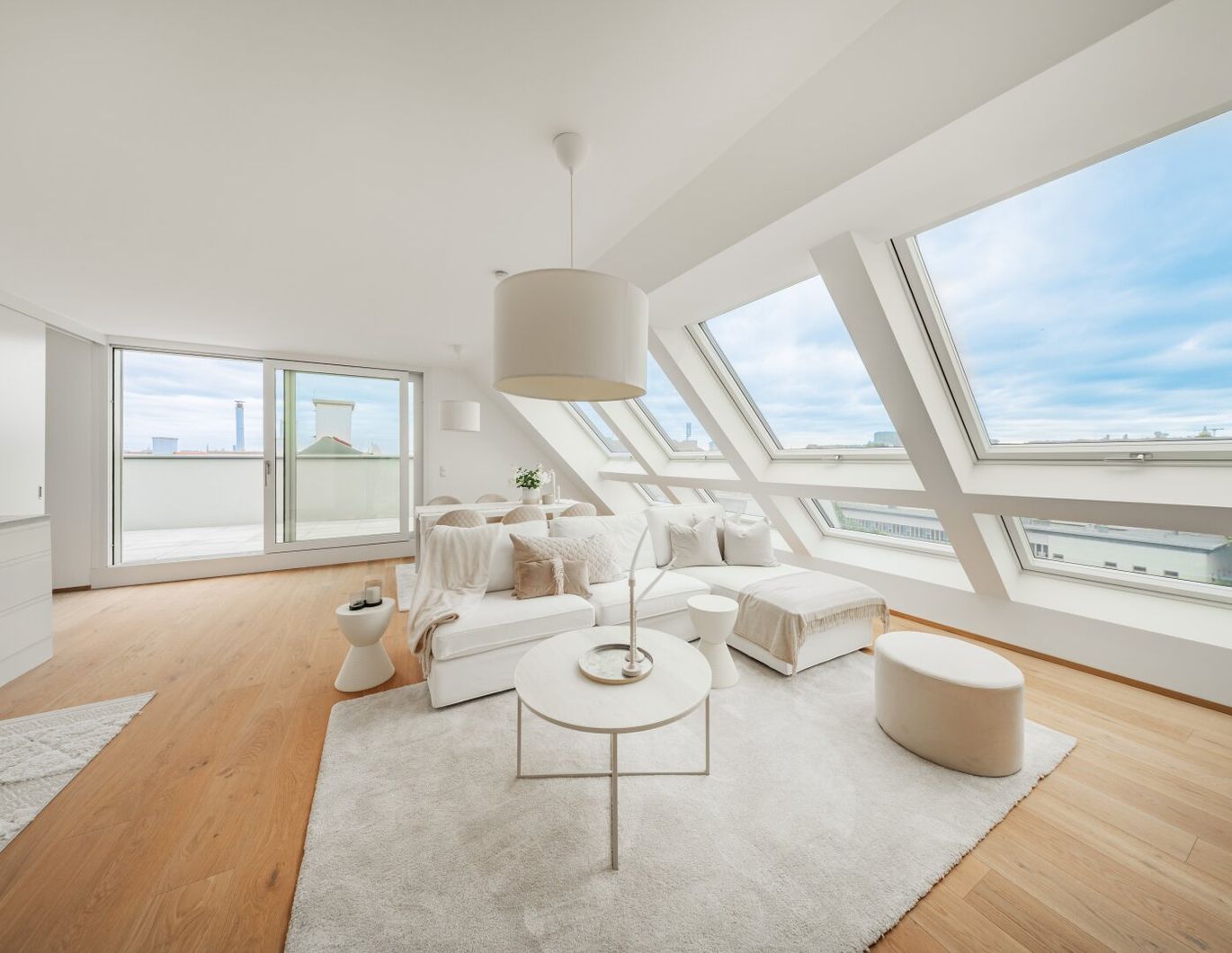 ORIGINELLES PENTHOUSE >> Dachterrassentraum in urbaner Lage mit Spitzenanbindung in die Innenstadt