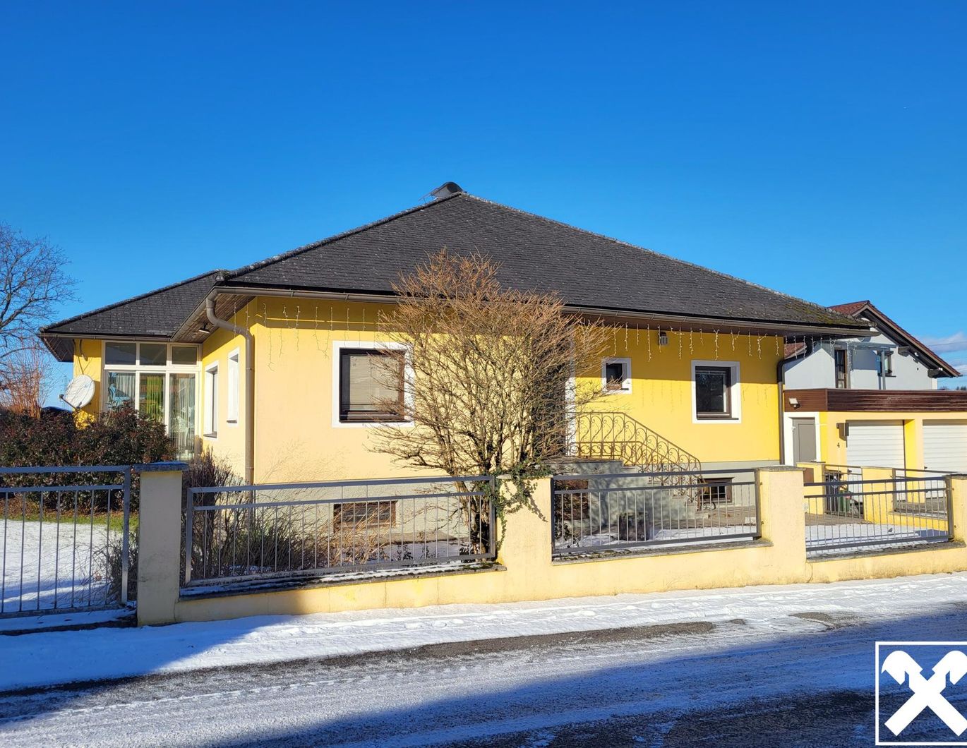 Bungalow mit Wintergarten, Pool und Doppelgarage!
