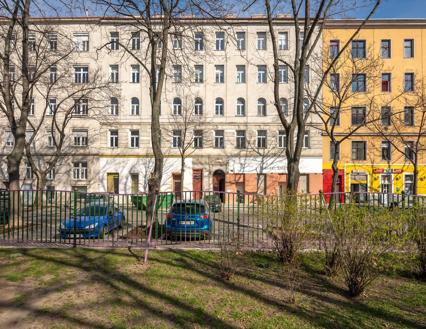 ***NEU*** Sanierungsobjekt in Toplage - 2-Zimmer-Altbau mit viel Gestaltungsspielraum