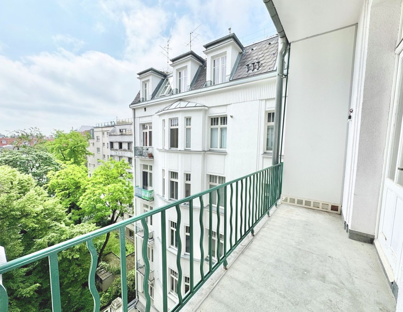 TOPLAGE | TRAUMHAFTE ALTBAUWOHNUNG MIT BALKON | HELLE 4 ZIMMER | U-BAHN-NÄHE