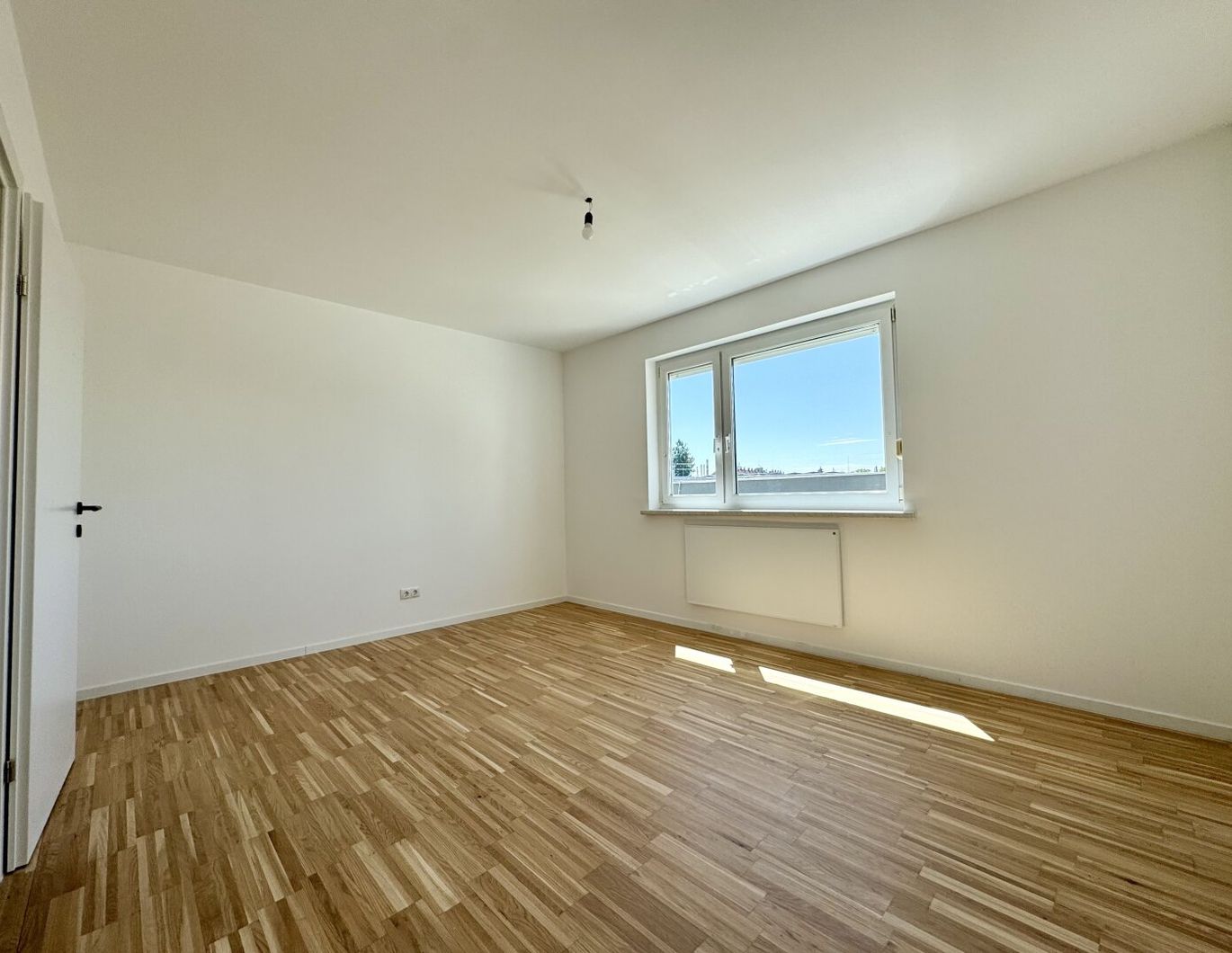 Erstbezug nach hochwertiger Renovierung! 3-Zimmer-Wohnung mit Loggia in zentraler Lage