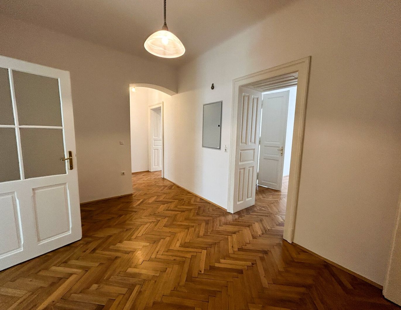 UNBEFRISTETES MIETVERHÄLTNIS 3 ½ Zimmer-Altbauwohnung im Herzen der Stadt!